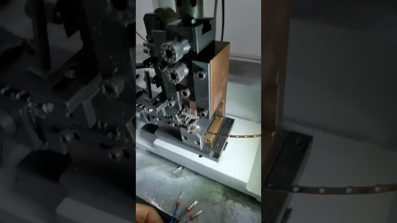 Video Real Shot Pemasangan Steker Tahan Air & Crimping Terminal - Mesin Otomatis Pabrik